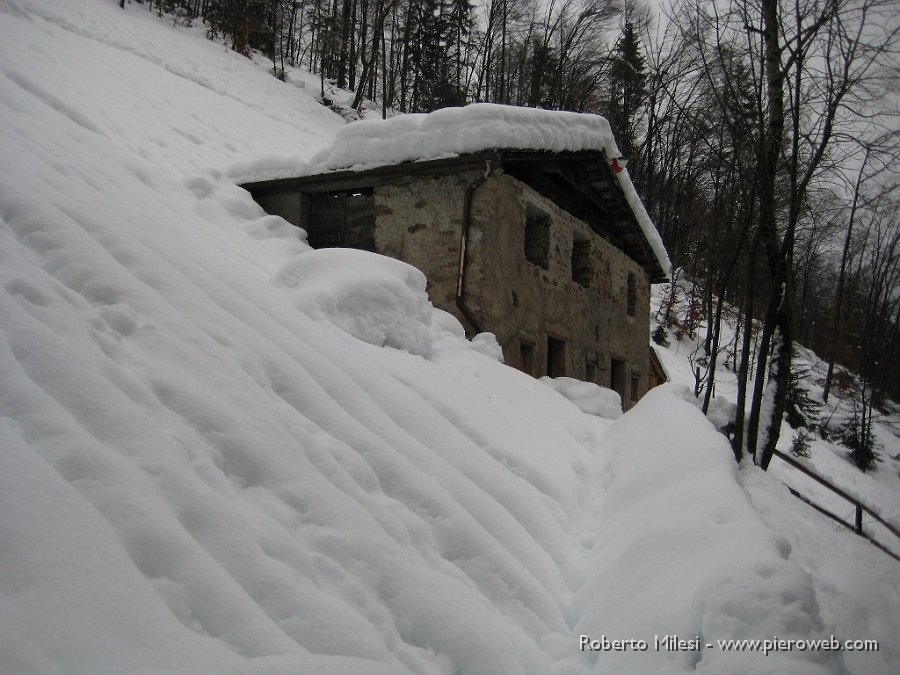 05 Costa Spezzati, la mia baita  innevata.JPG